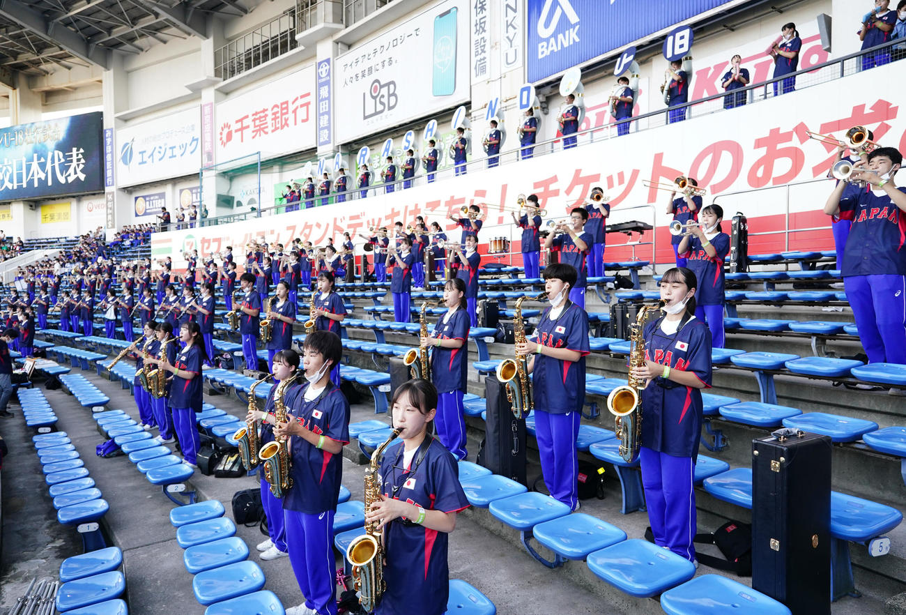 高校日本代表対大学日本代表　試合前、左翼席で練習する習志野高校吹奏楽部（撮影・江口和貴）