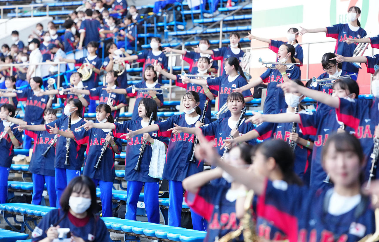高校日本代表対大学日本代表　試合前、左翼席で練習する習志野高校吹奏楽部（撮影・江口和貴）
