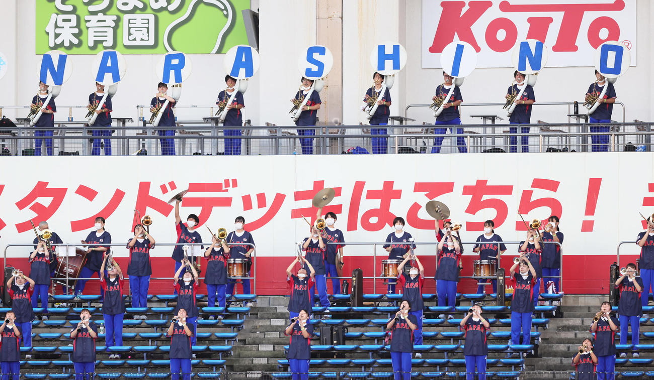 侍ジャパンのユニホーム姿で応援する習志野高吹奏楽部ら（撮影・足立雅史）