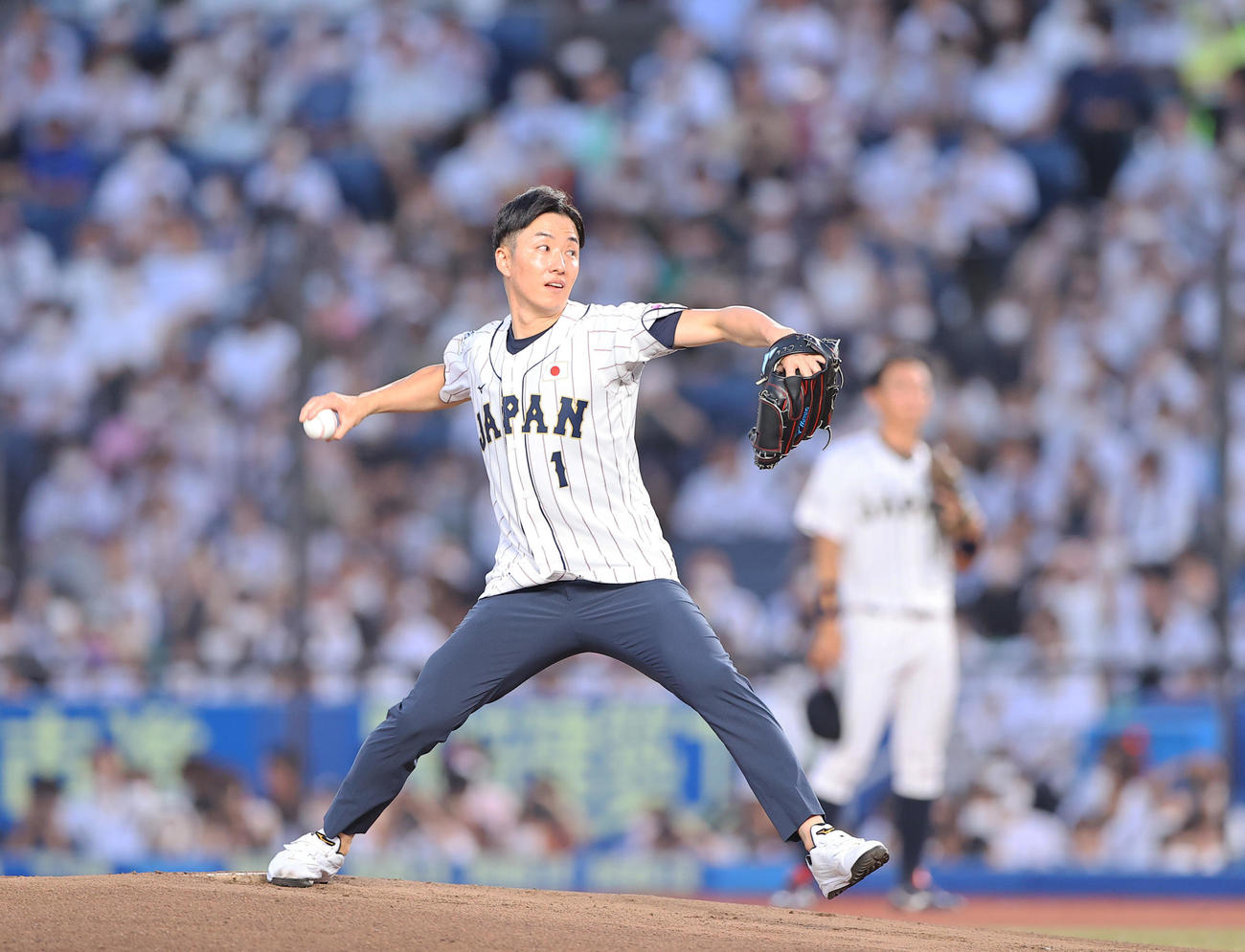 高校日本代表対大学日本代表　始球式を行う斎藤氏（撮影・垰建太）