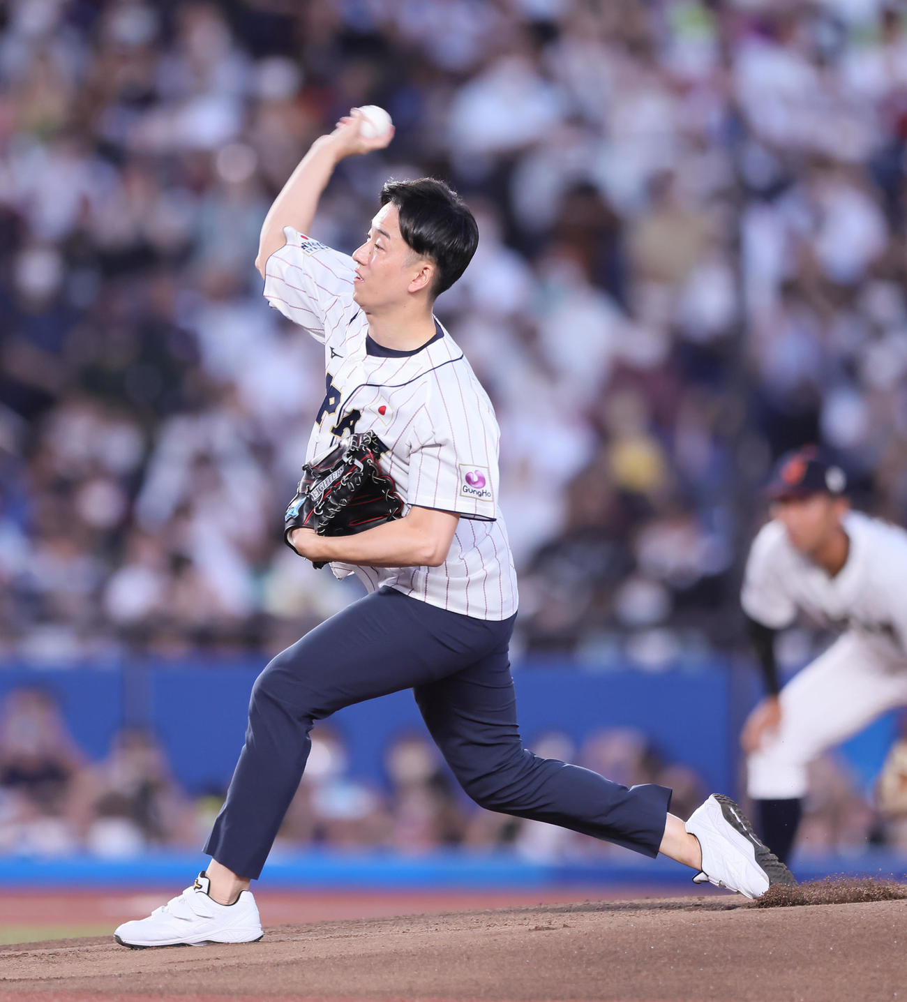始球式を務めた斎藤氏（撮影・足立雅史）