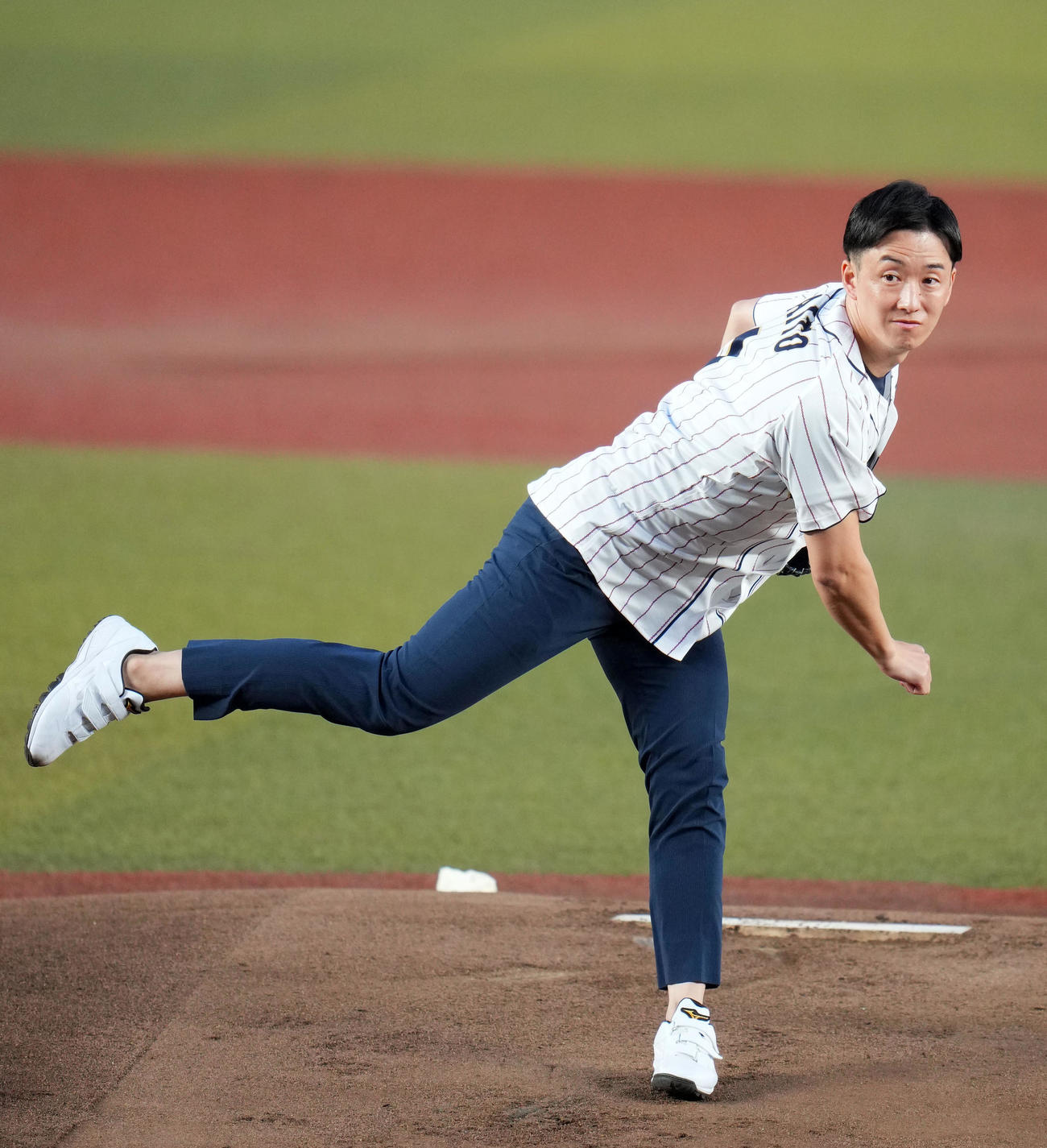 高校日本代表対大学日本代表　始球式をする斎藤佑樹氏（撮影・横山健太）