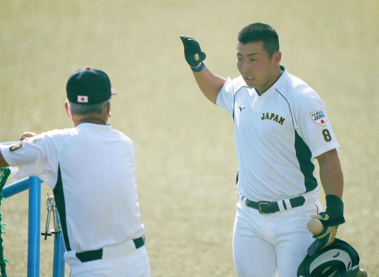 高校日本代表対大学日本代表　試合前、高校日本代表・馬淵監督（左）から指導を受ける浅野（撮影・横山健太）