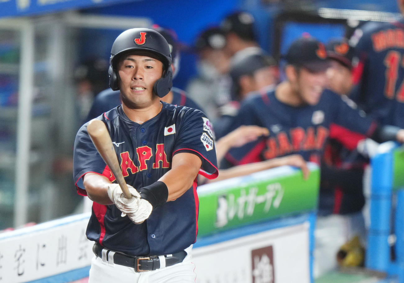 高校日本代表対大学日本代表　3回表高校日本代表無死、打席に向かう浅野（撮影・横山健太）