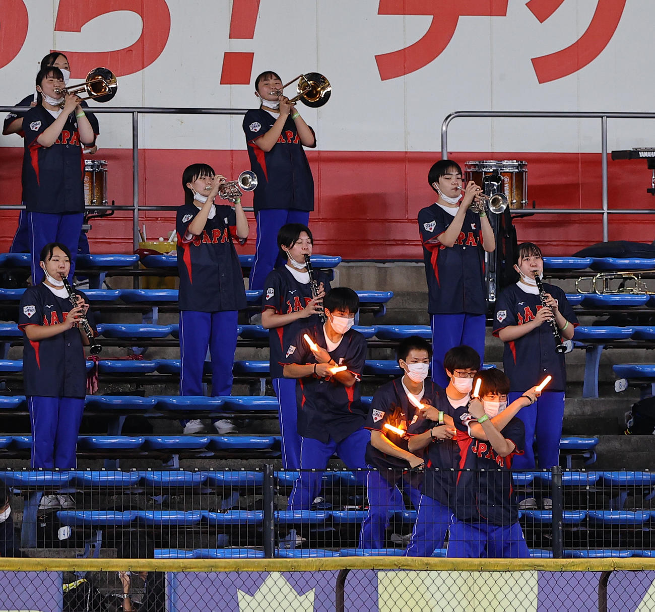 高校日本代表対大学日本代表　習志野吹奏楽部の中にはペンライトを手に踊りで応援する部員の姿も（撮影・垰建太）