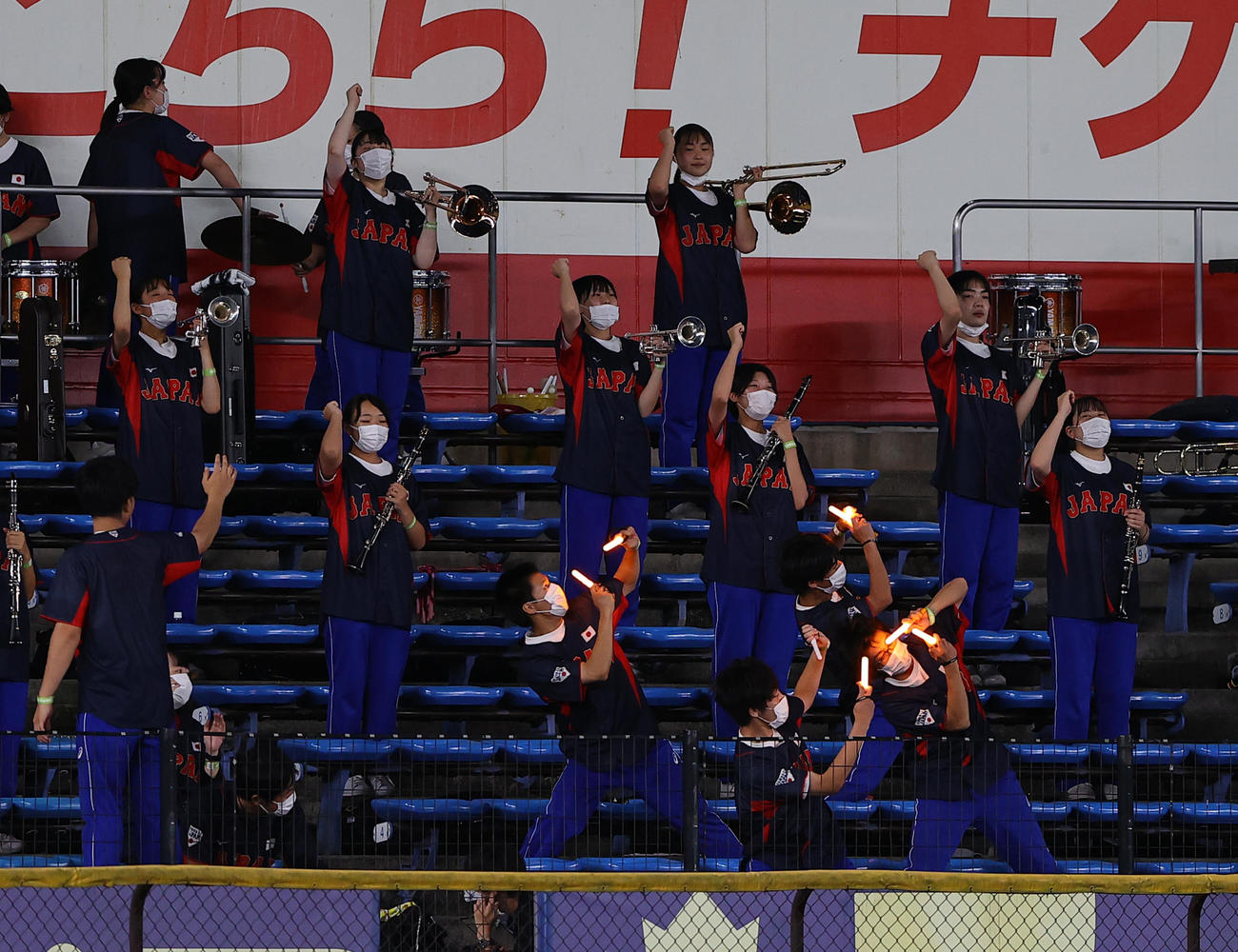 高校日本代表対大学日本代表　習志野吹奏楽部の中にはペンライトを手に踊りで応援する部員の姿も（撮影・垰建太）