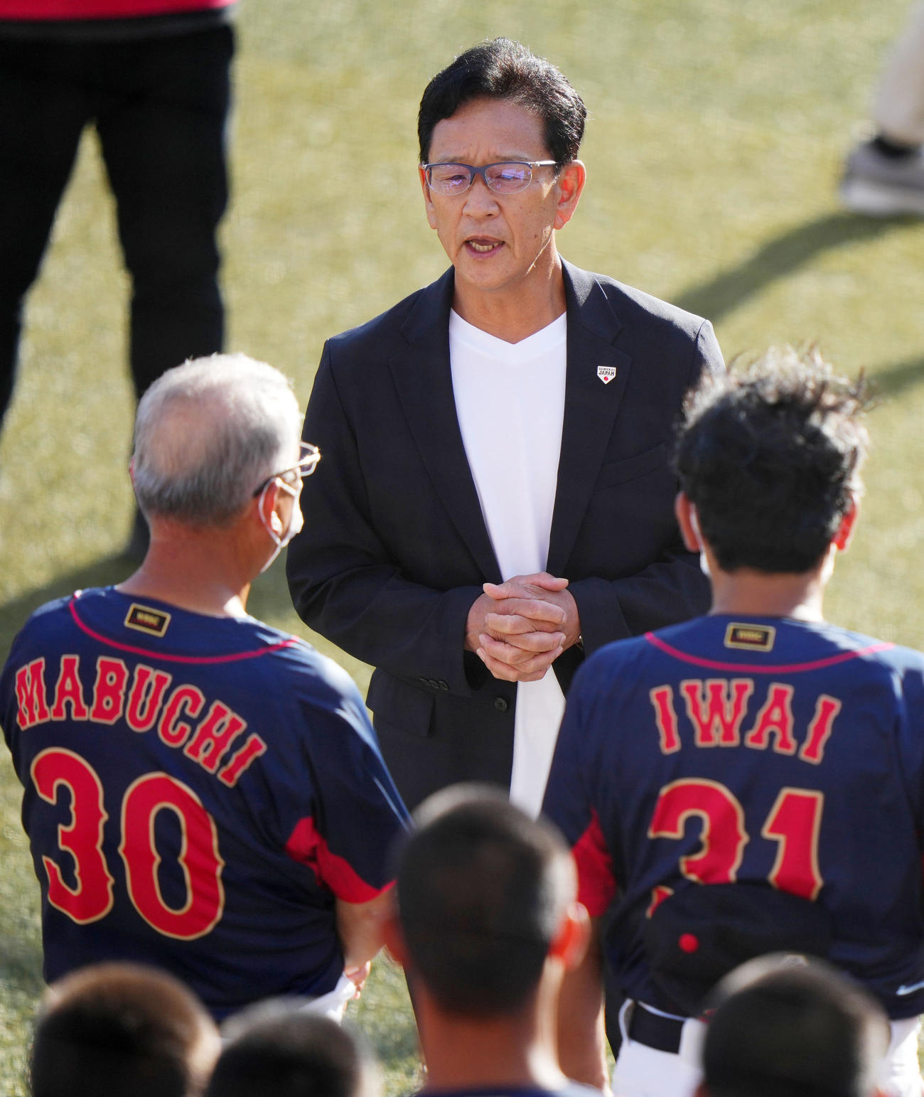 高校日本代表対大学日本代表　試合前、高校日本代表の選手たちに声をかける侍ジャパンの栗山監督（後方中央）（撮影・横山健太）