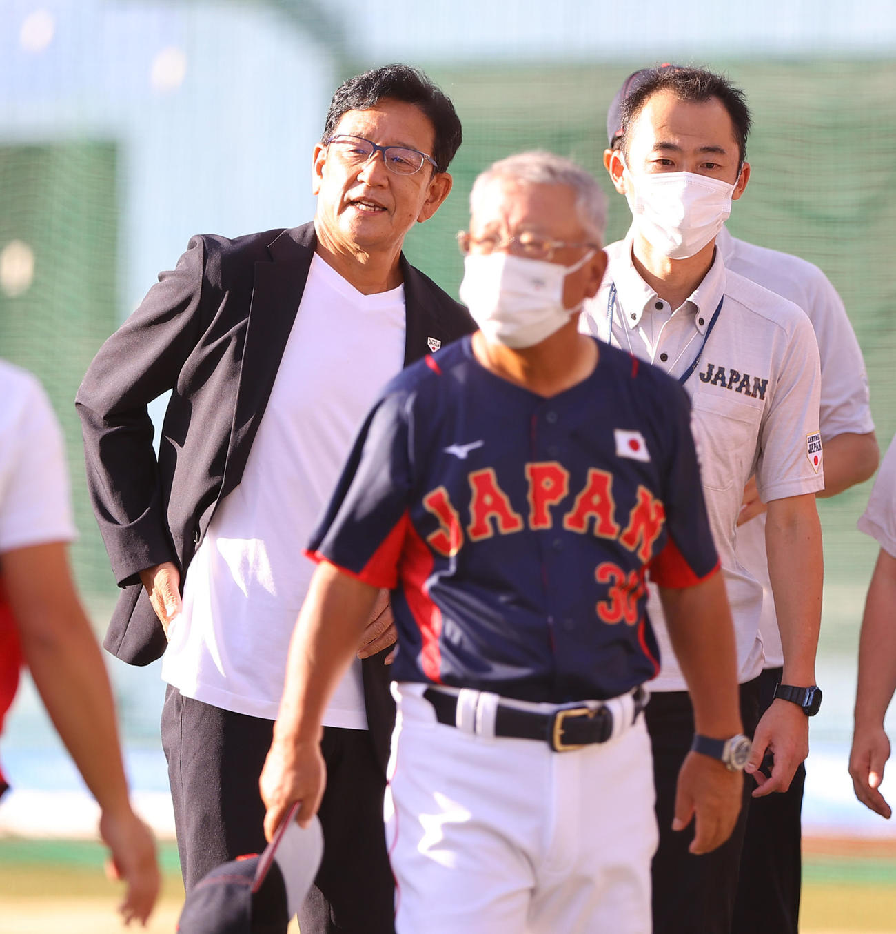 高校日本代表対大学日本代表　試合前、高校日本代表の激励に訪れた侍ジャパン栗山監督（左）（撮影・垰建太）