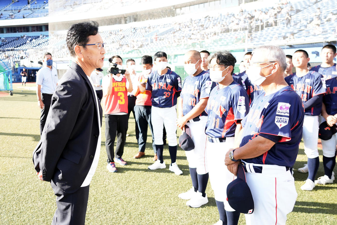高校日本代表・馬淵監督（右）らを激励に訪れた侍ジャパン栗山監督