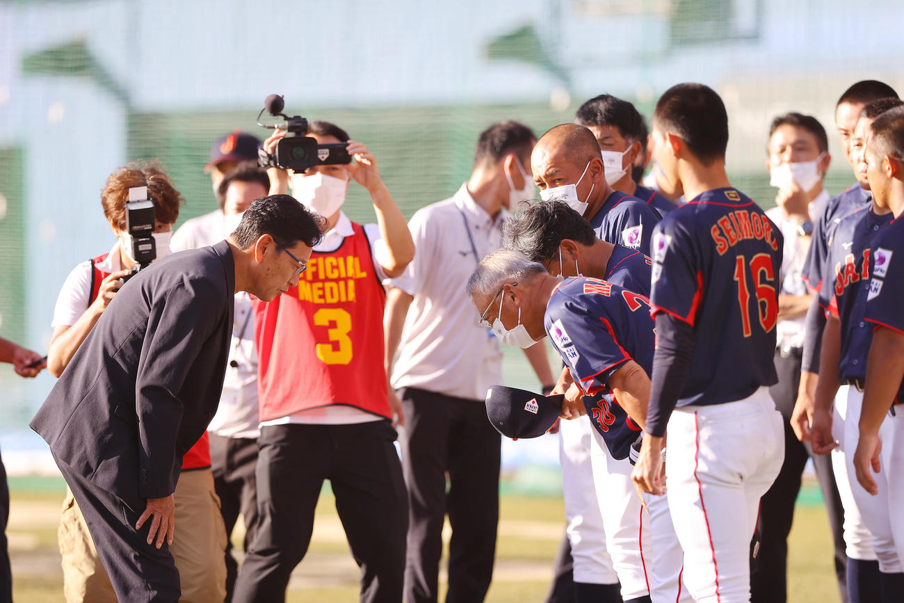 高校日本代表対大学日本代表　試合前、高校日本代表の激励に訪れた侍ジャパン栗山監督（左）（撮影・垰建太）