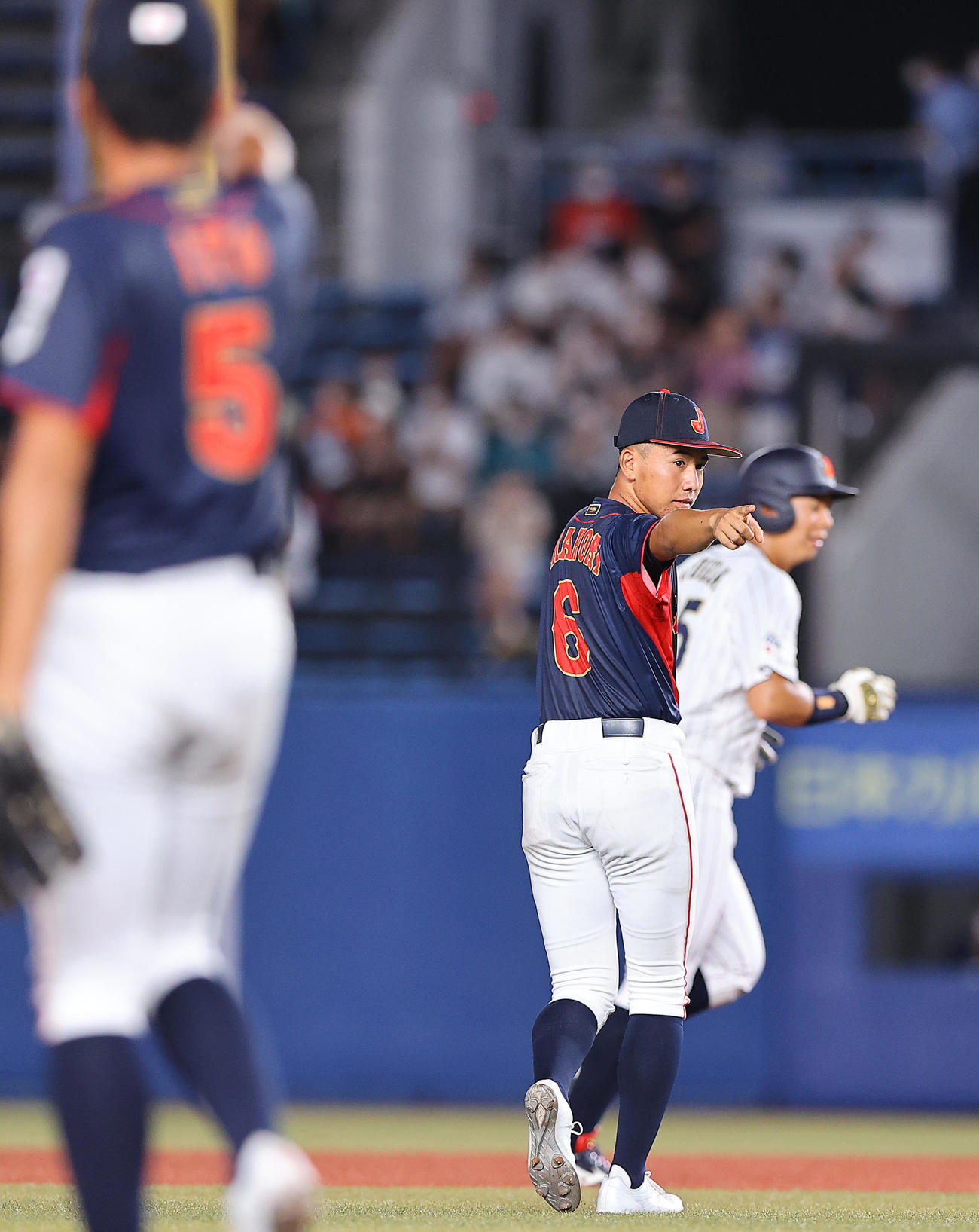 高校日本代表対大学日本代表　6回裏大学日本代表無死一、二塁、森下の遊ゴロから好守で併殺とした赤堀はナインらとポーズを決める（撮影・垰建太）