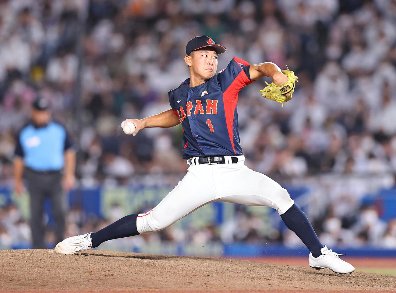 高校日本代表対大学日本代表　8回裏、高校日本代表4番手で登板し力投する山田（撮影・垰建太）