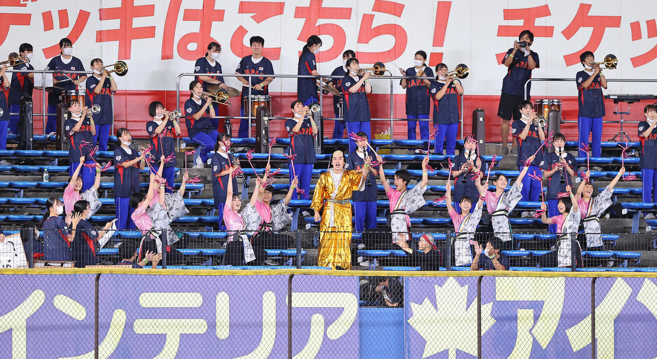 高校日本代表対大学日本代表　マツケンサンバで盛り上げる習志野吹奏楽部（撮影・垰建太）