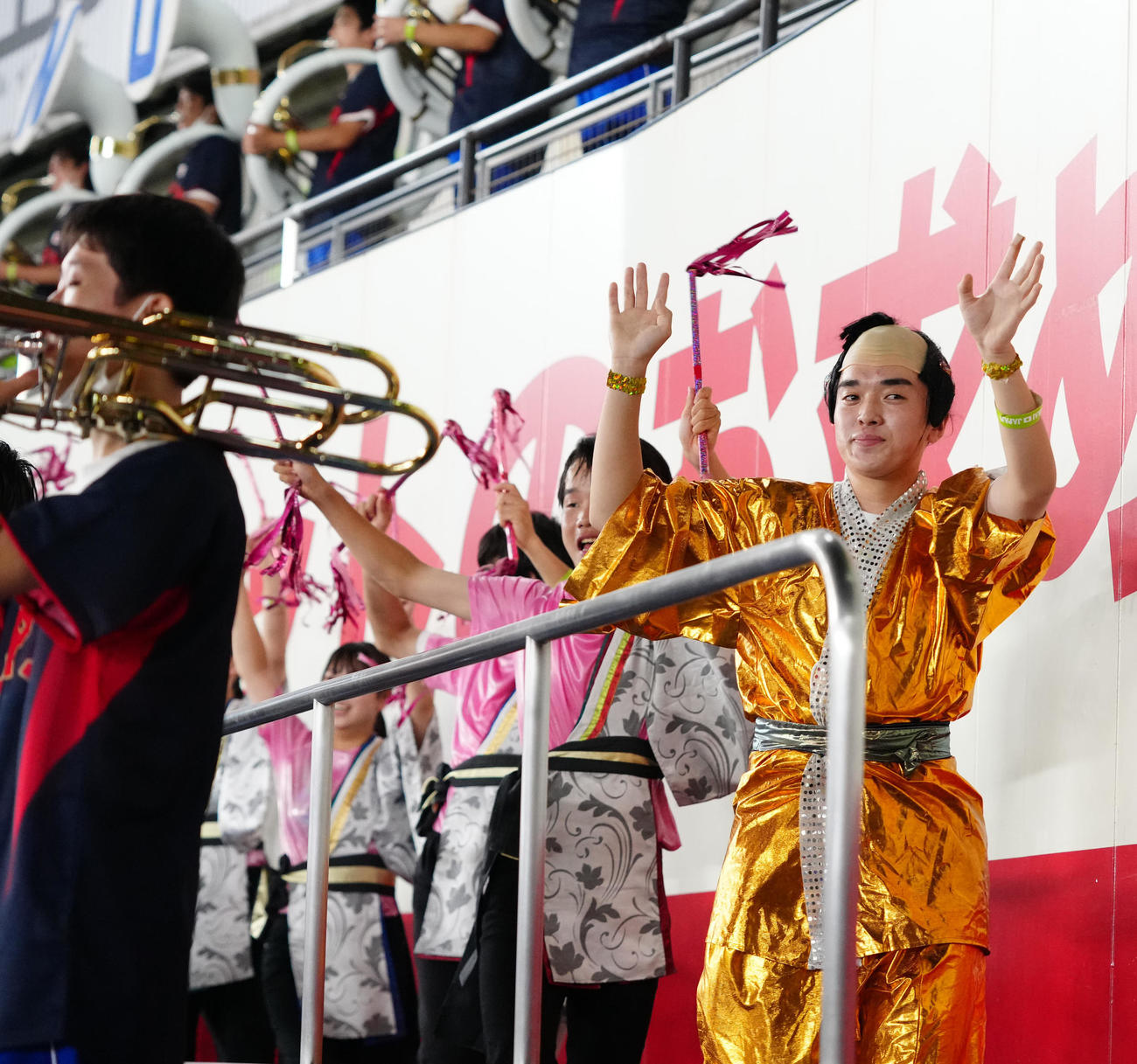 高校日本代表対大学日本代表　7回表、マツケンサンバを披露した習志野高校吹奏楽部（撮影・江口和貴）