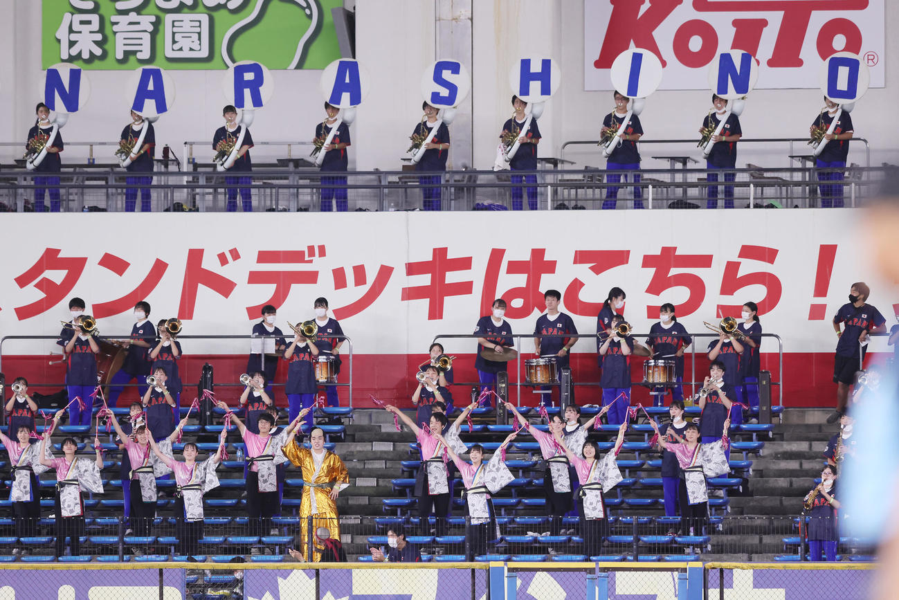高校日本代表対大学日本代表　マツケンサンバで球場を盛り上げる習志野高吹奏楽部ら（撮影・足立雅史）