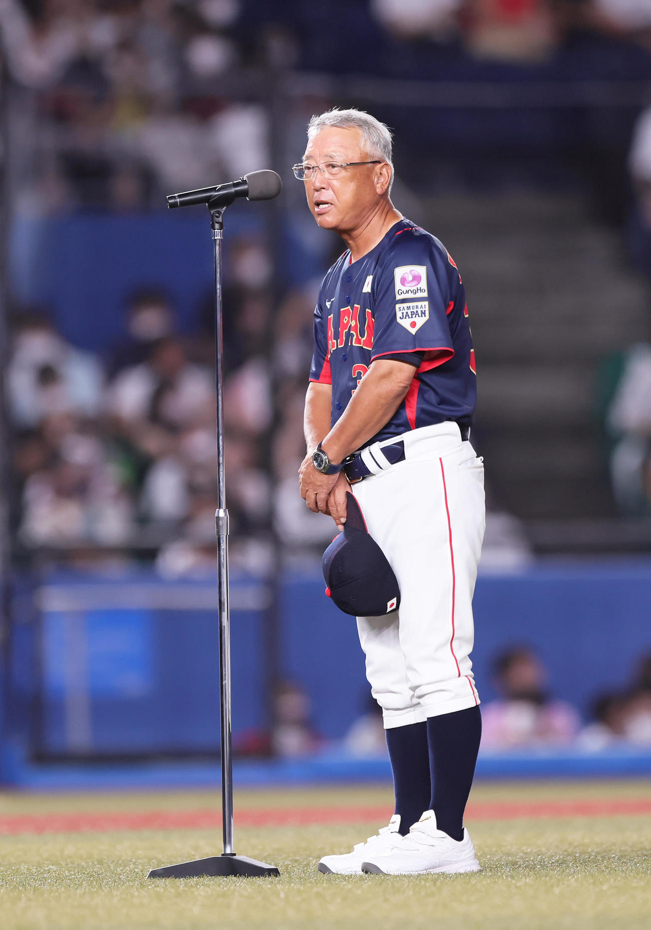 高校日本代表対大学日本代表　壮行セレモニーでああいさつする高校日本代表・馬淵監督（撮影・足立雅史）