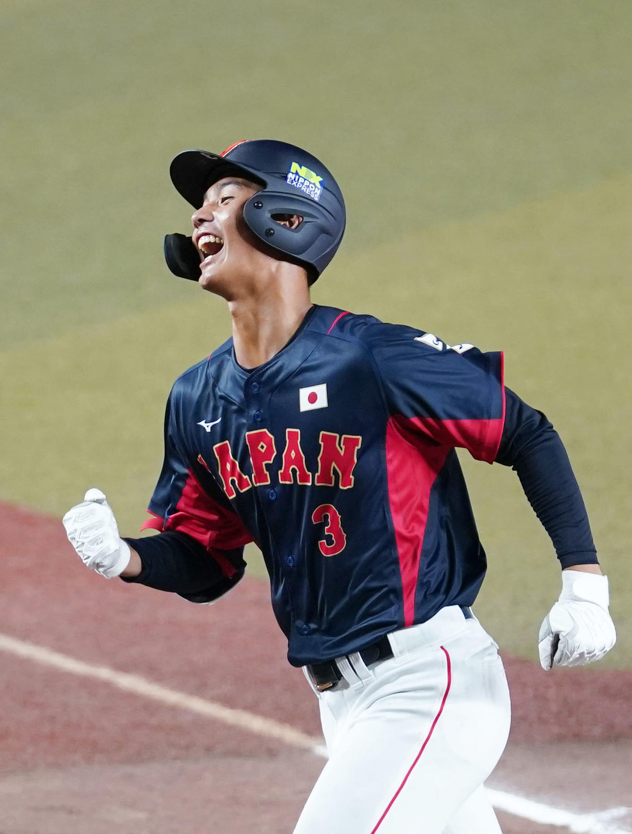 高校日本代表対大学日本代表　4回表高校日本代表1死、中越え本塁打を放ち笑顔を見せる内海（撮影・横山健太）