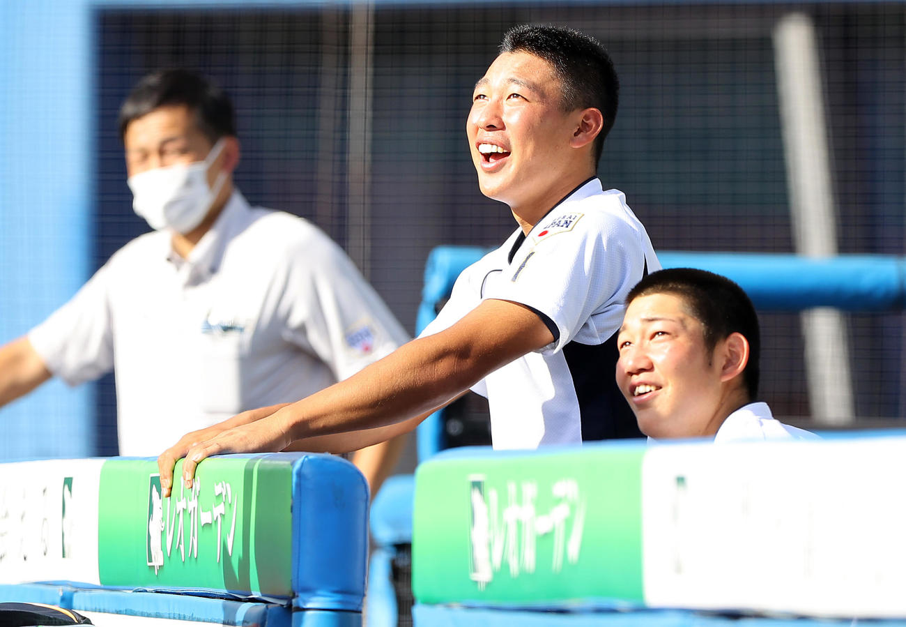 高校日本代表対大学日本代表　フリー打撃で高校日本代表・浅野の打球に驚く山田（中央）（撮影・垰建太）