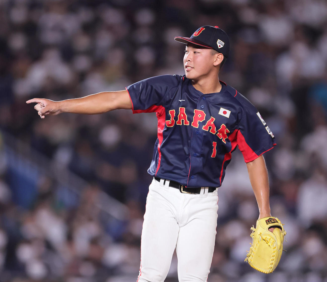 高校日本代表対大学日本代表　マウンドでスイングをアピールする高校日本代表・山田（撮影・足立雅史）