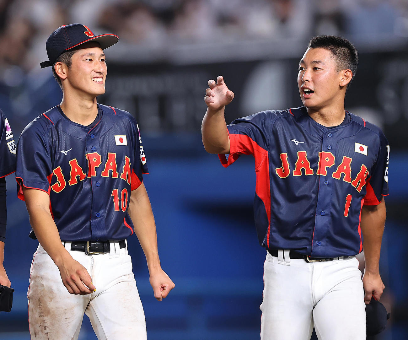 高校日本代表対大学日本代表　試合後。笑顔を見せる高校日本代表・松尾（左）と山田（撮影・垰建太）