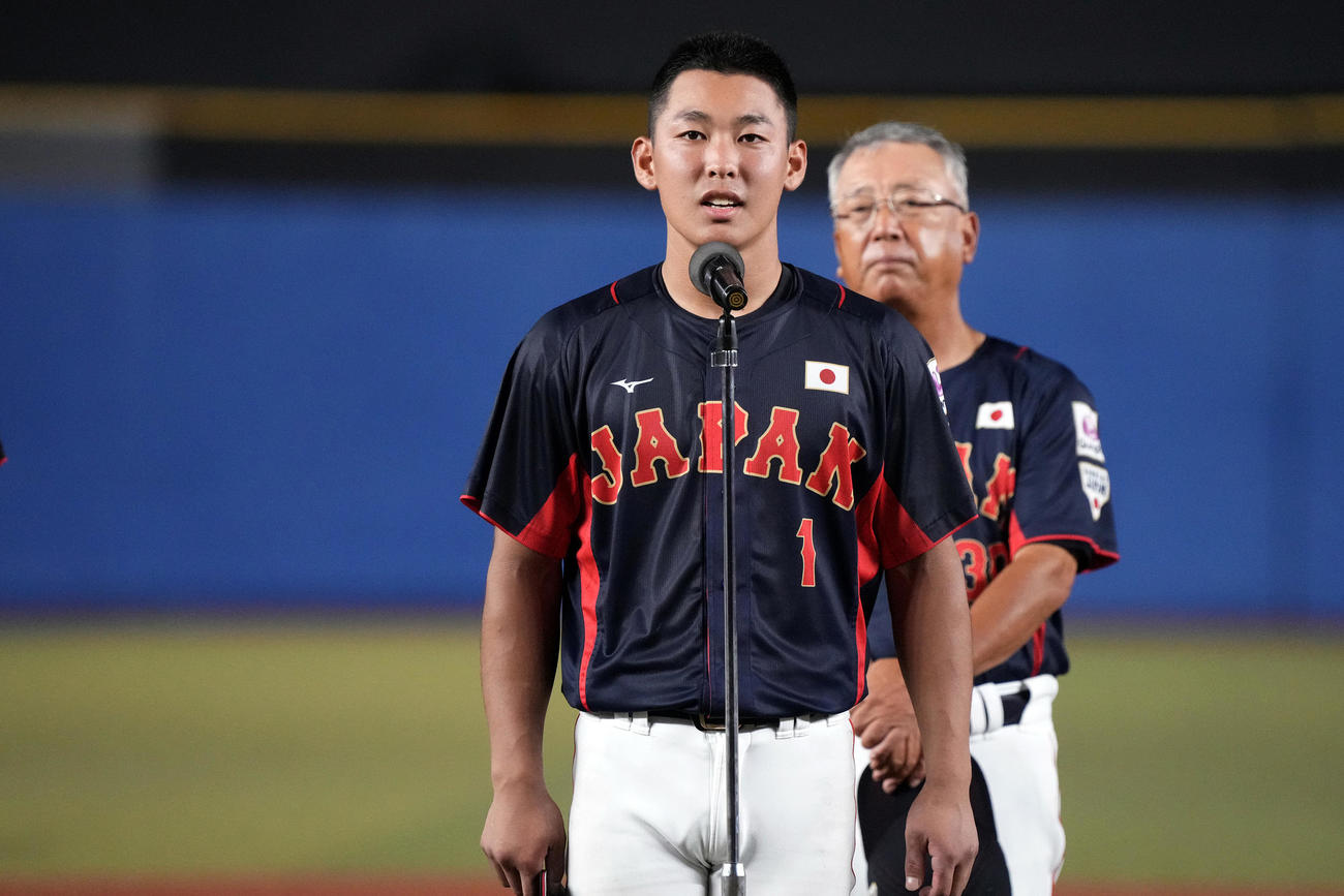 高校日本代表対大学日本代表　試合後、選手を代表してあいさつする高校日本代表・山田主将