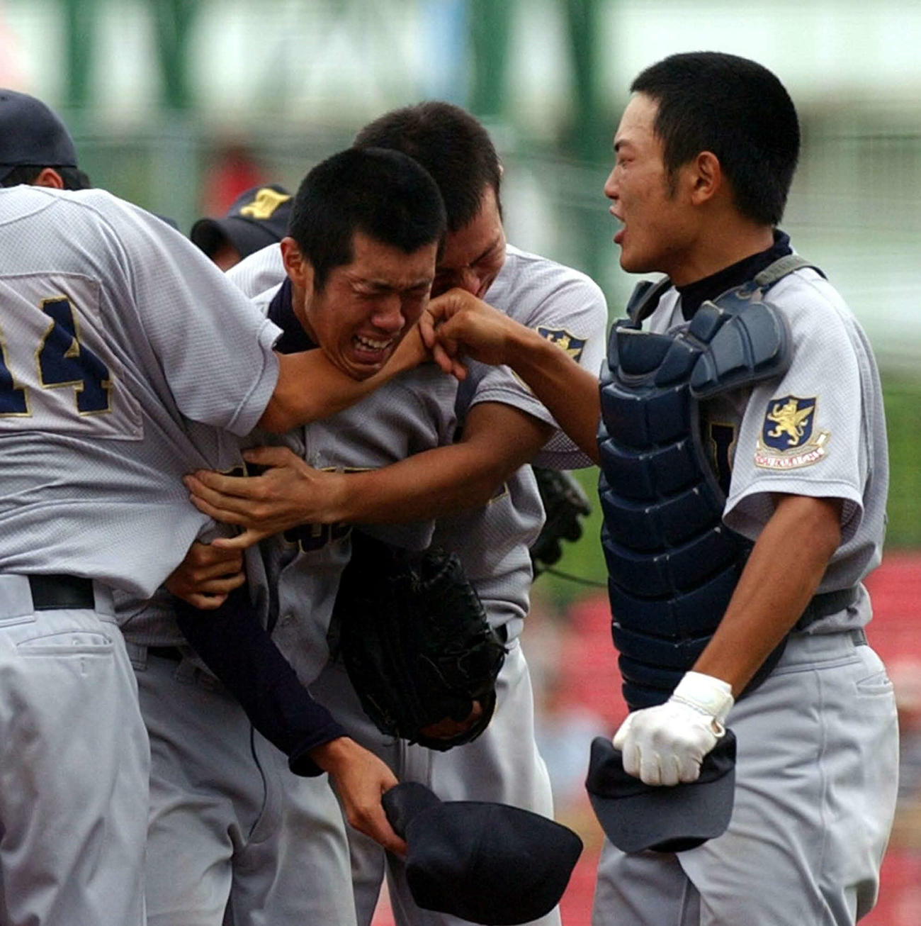 06年夏、東北との決勝再戦を制し涙を流す佐藤由規（中央）