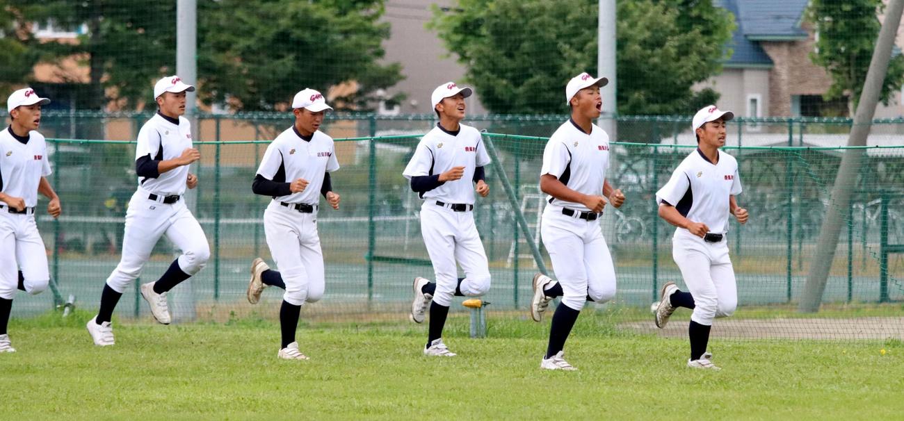 足を合わせてランニングする岩見沢東の選手たち（撮影・永野高輔）