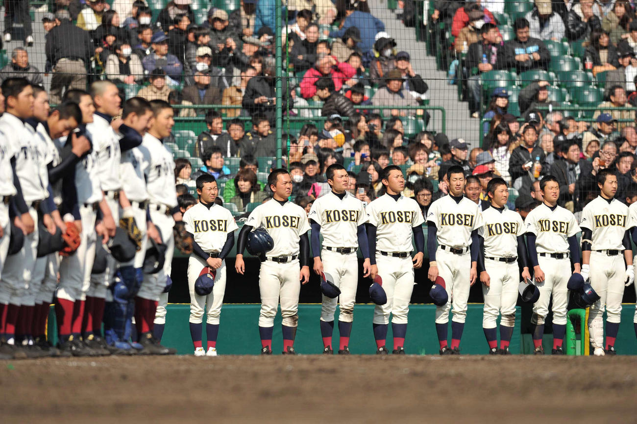 12年春、準優勝となり大阪桐蔭の校歌を聞く光星学院ナイン