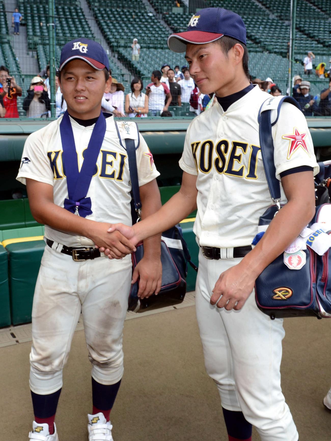 12年夏、大阪桐蔭との決勝戦後、握手をかわす光星学院・田村（左）と北條