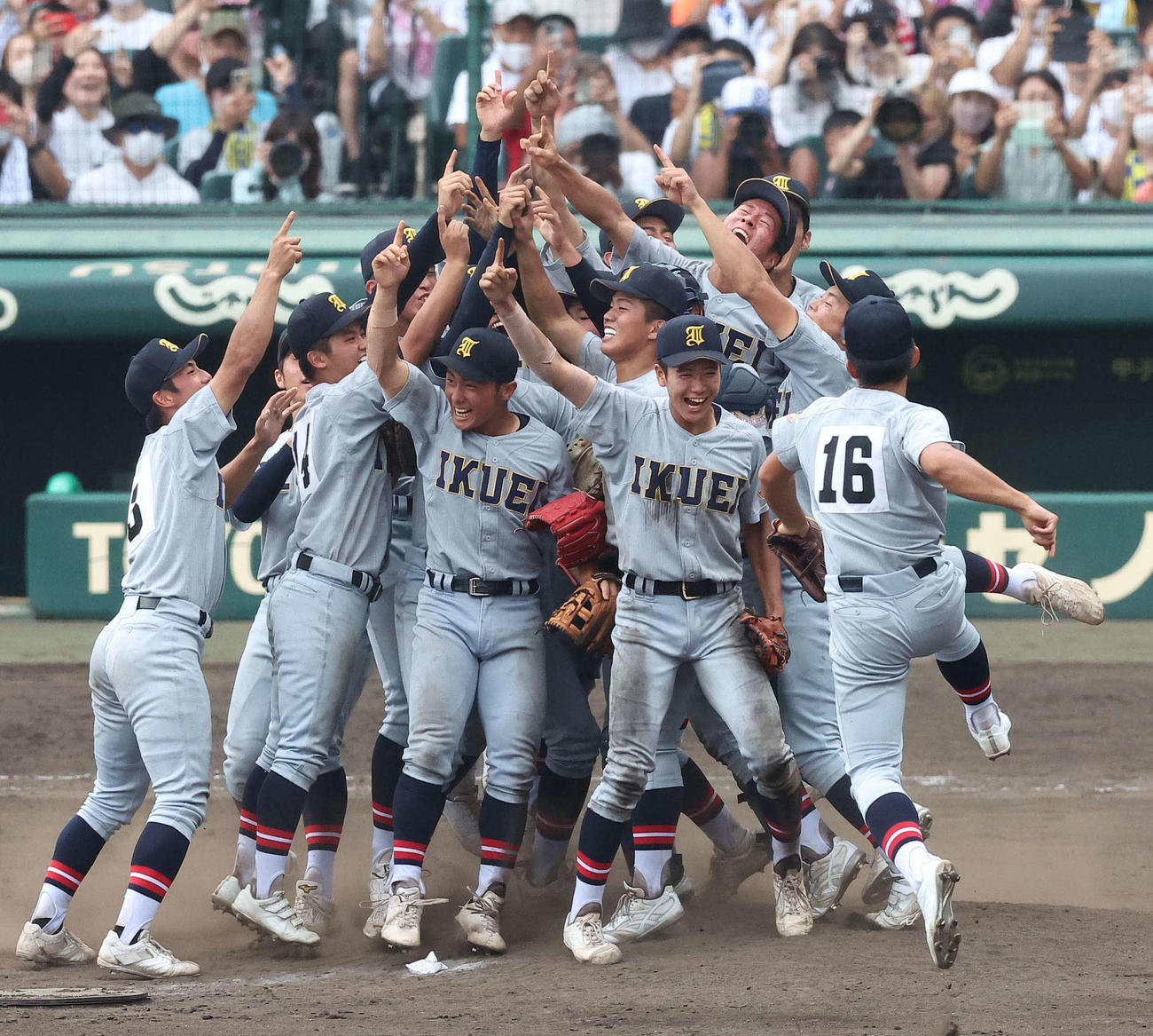 22日、下関国際を下し初優勝した仙台育英の選手たちは喜びを爆発させる