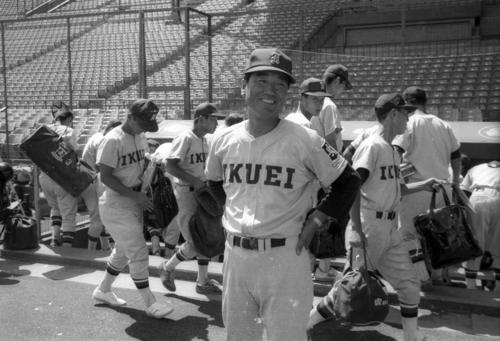 86年、甲子園練習で笑顔を見せる仙台育英・竹田監督