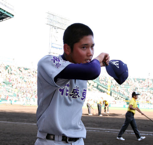 11年夏、初戦で帝京に敗退し、悔しそうに汗をぬぐう大谷翔平
