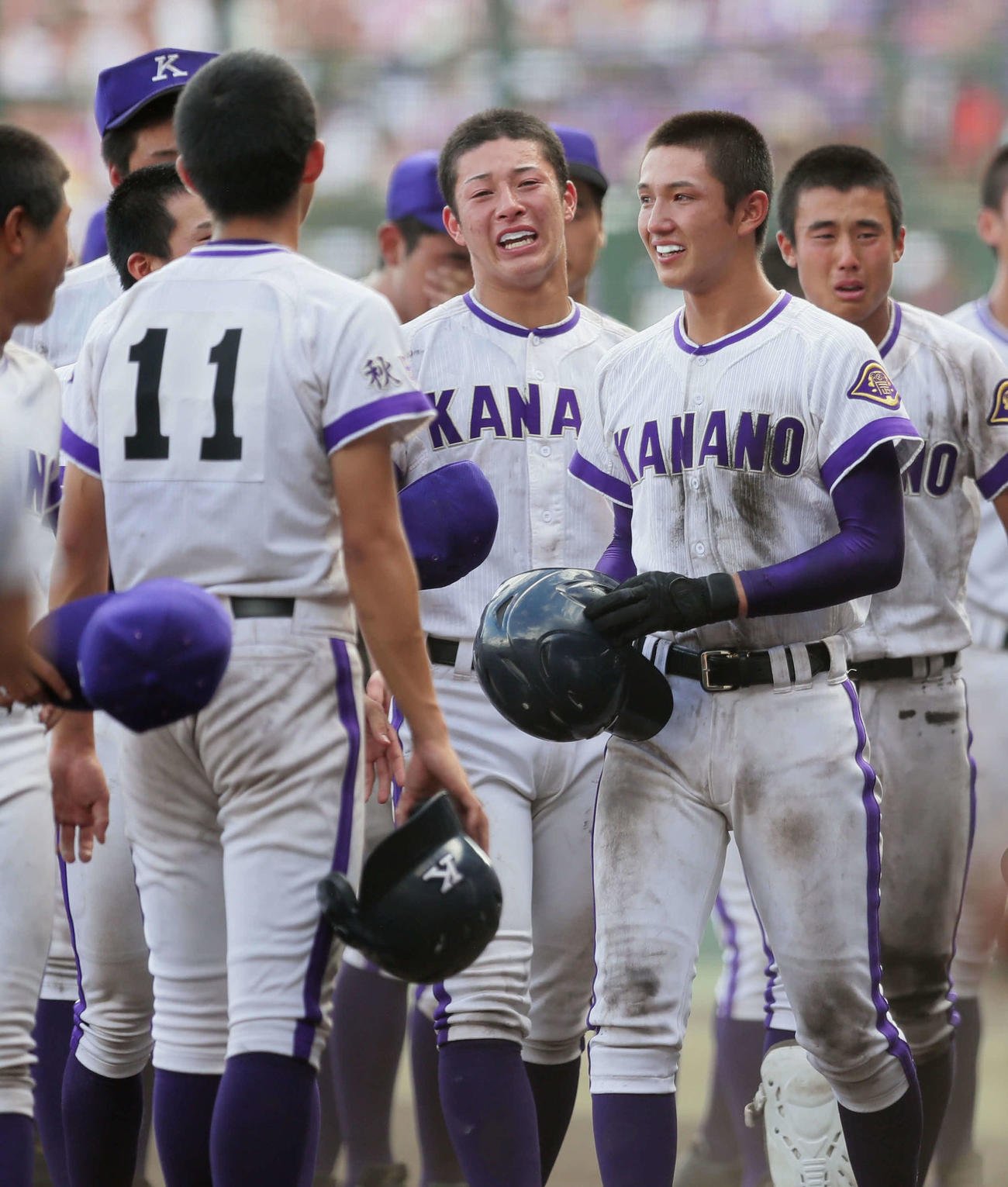 18年夏、準優勝に終わり、悔し涙を流す金足農・吉田（中央）