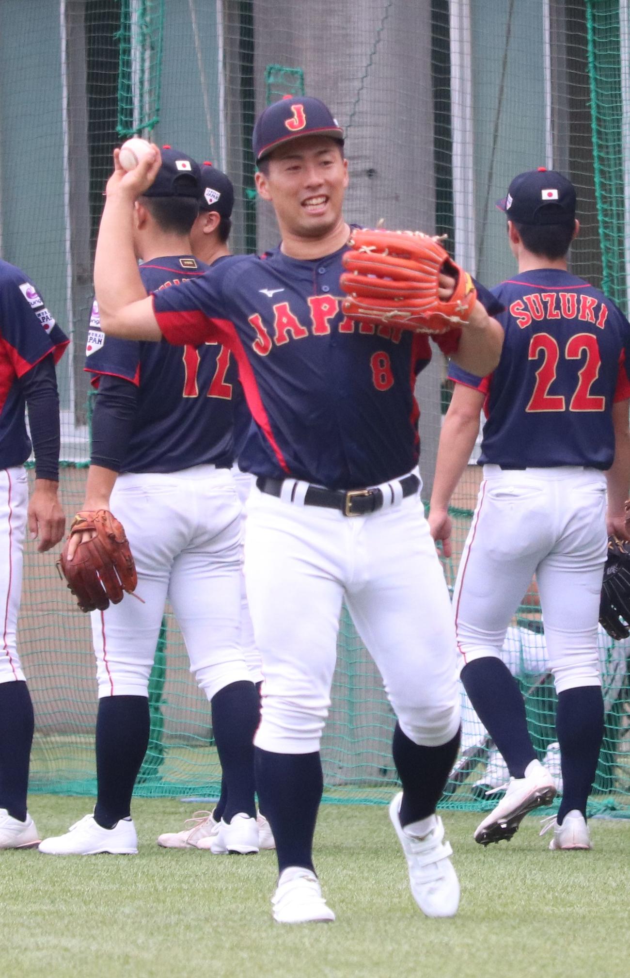 早大対高校日本代表　試合前に笑顔でノックを受ける高校日本代表の高松商・浅野