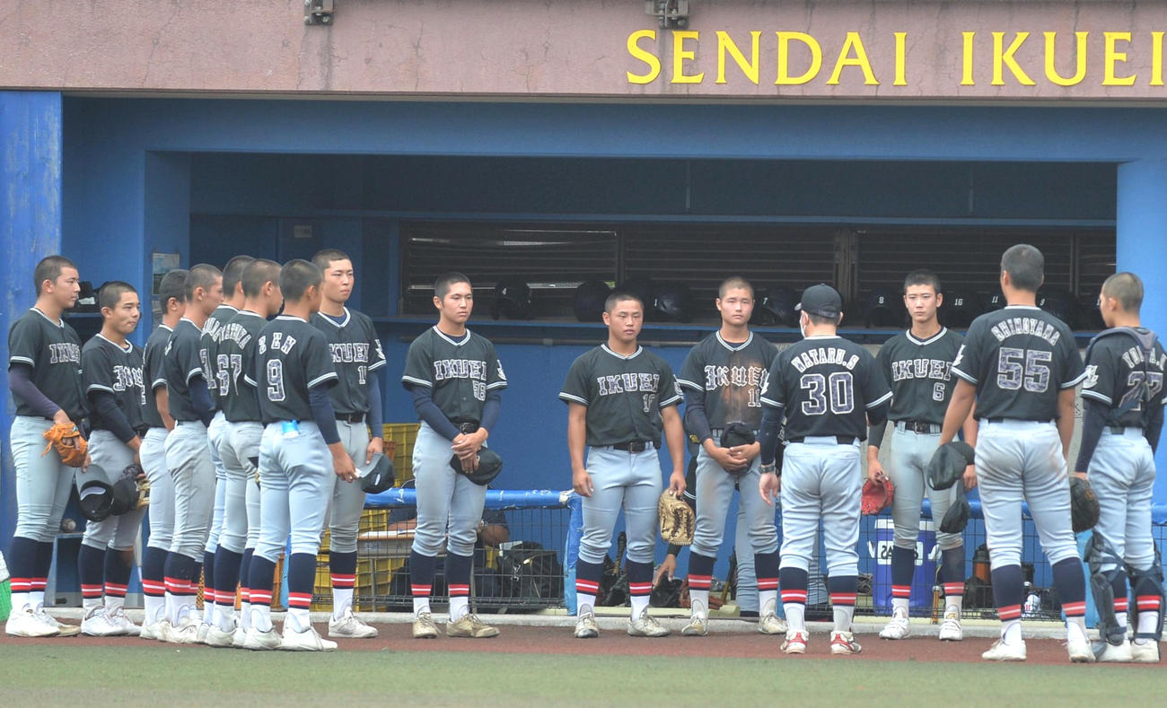 練習試合前、仙台育英・須江監督（中央）の話を聞く選手たち（撮影・佐藤究）