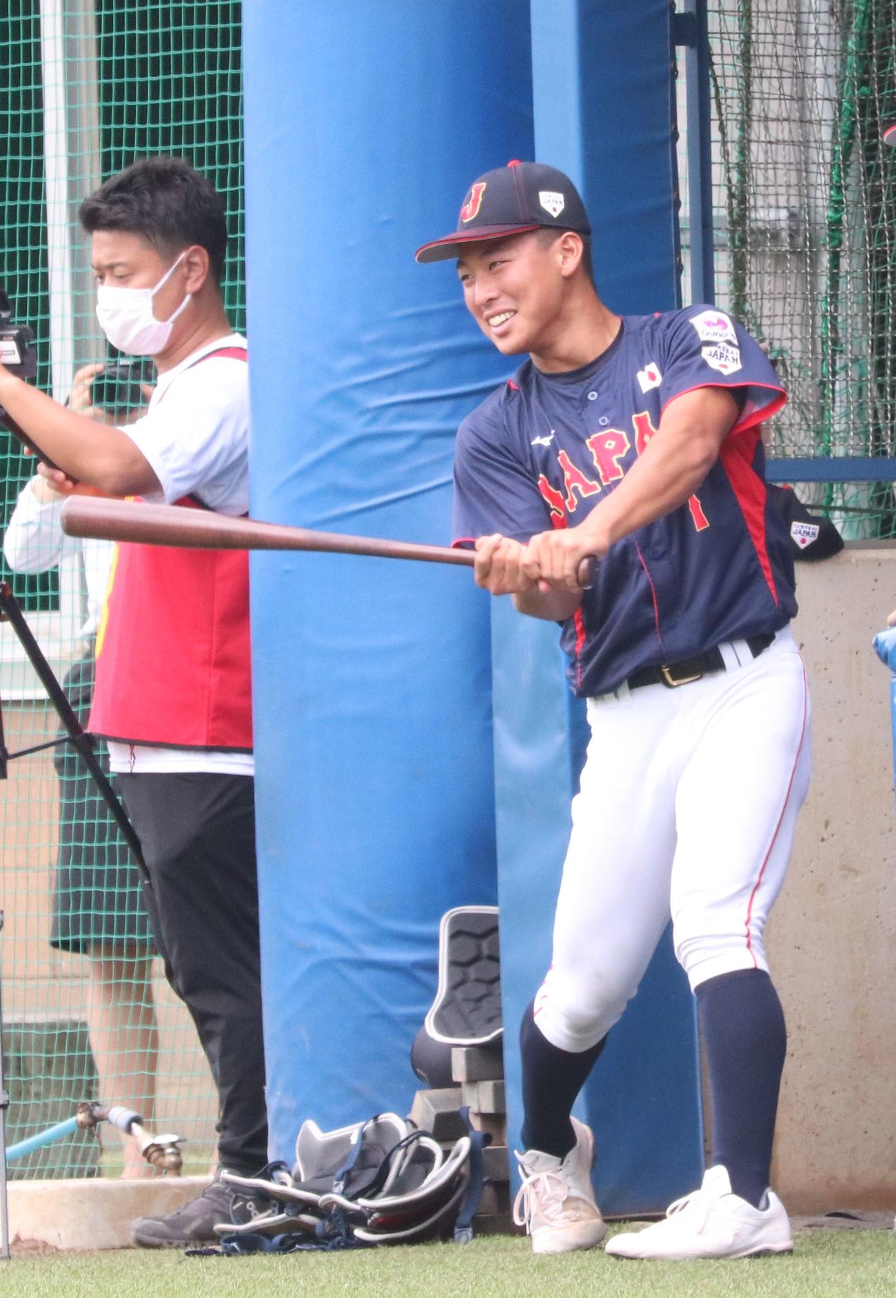 早大対高校日本代表　試合中、ベンチで素振りをする高校日本代表・山田