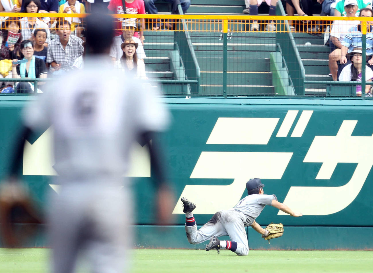 10年夏、開星戦の9回、大飛球をダイビングキャッチする三瓶