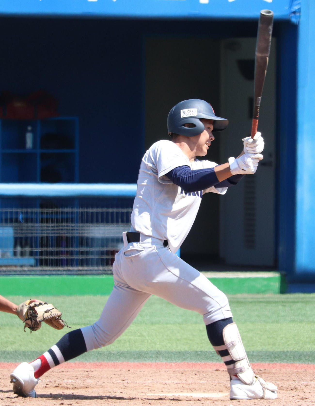 小田原対横浜　5回裏横浜2死三塁、コールド勝ちを決める2ランを放った上田大誠（撮影・保坂恭子）