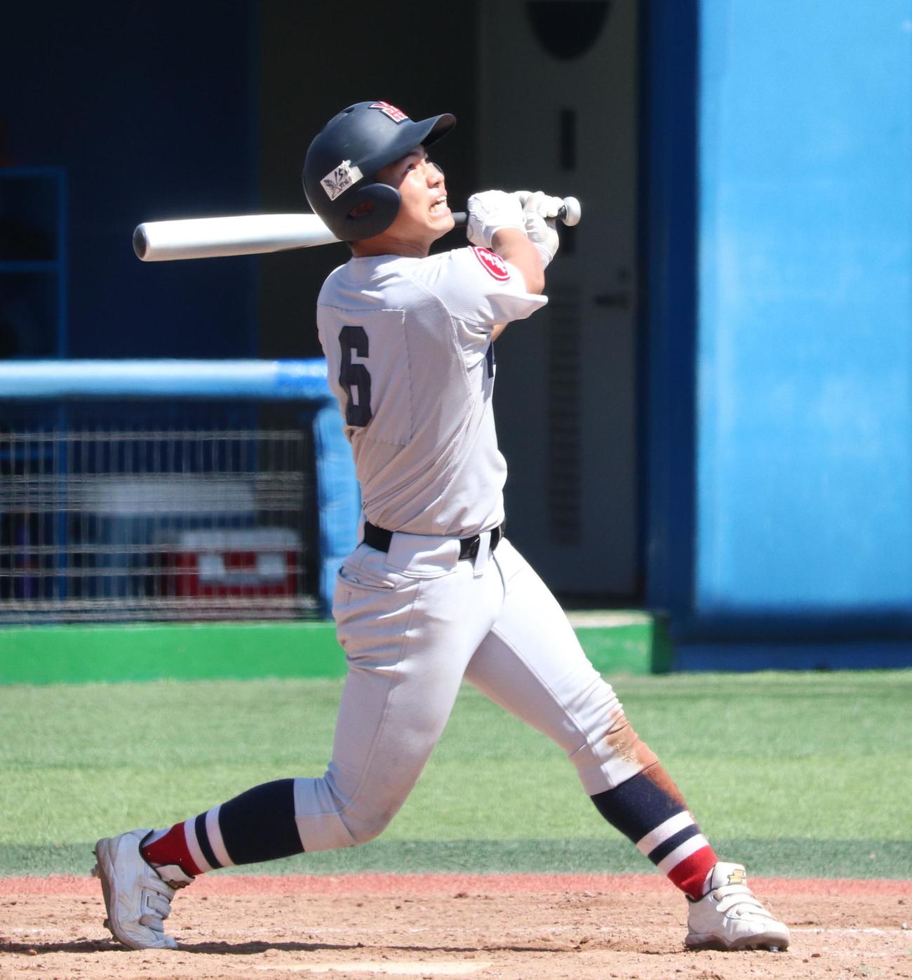 小田原対横浜　5回裏横浜1死二、三塁、右犠飛を放つ緒方漣（撮影・保坂恭子）
