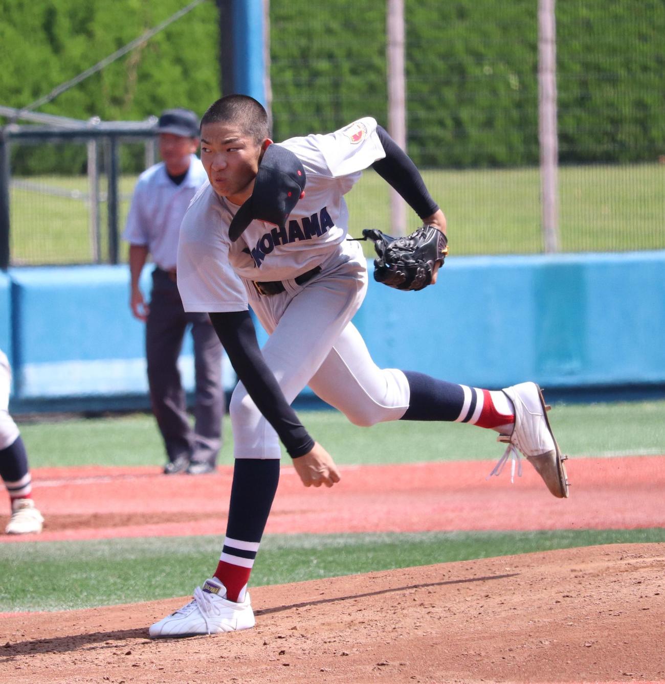 小田原対横浜　先発し力投する横浜・山崎隆之介（撮影・保坂恭子）