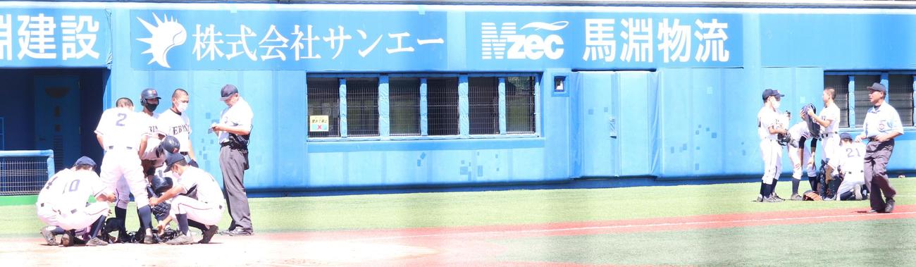 横浜創学館対海老名　捕手2人体制の海老名は手早く交代する（撮影・保坂恭子）