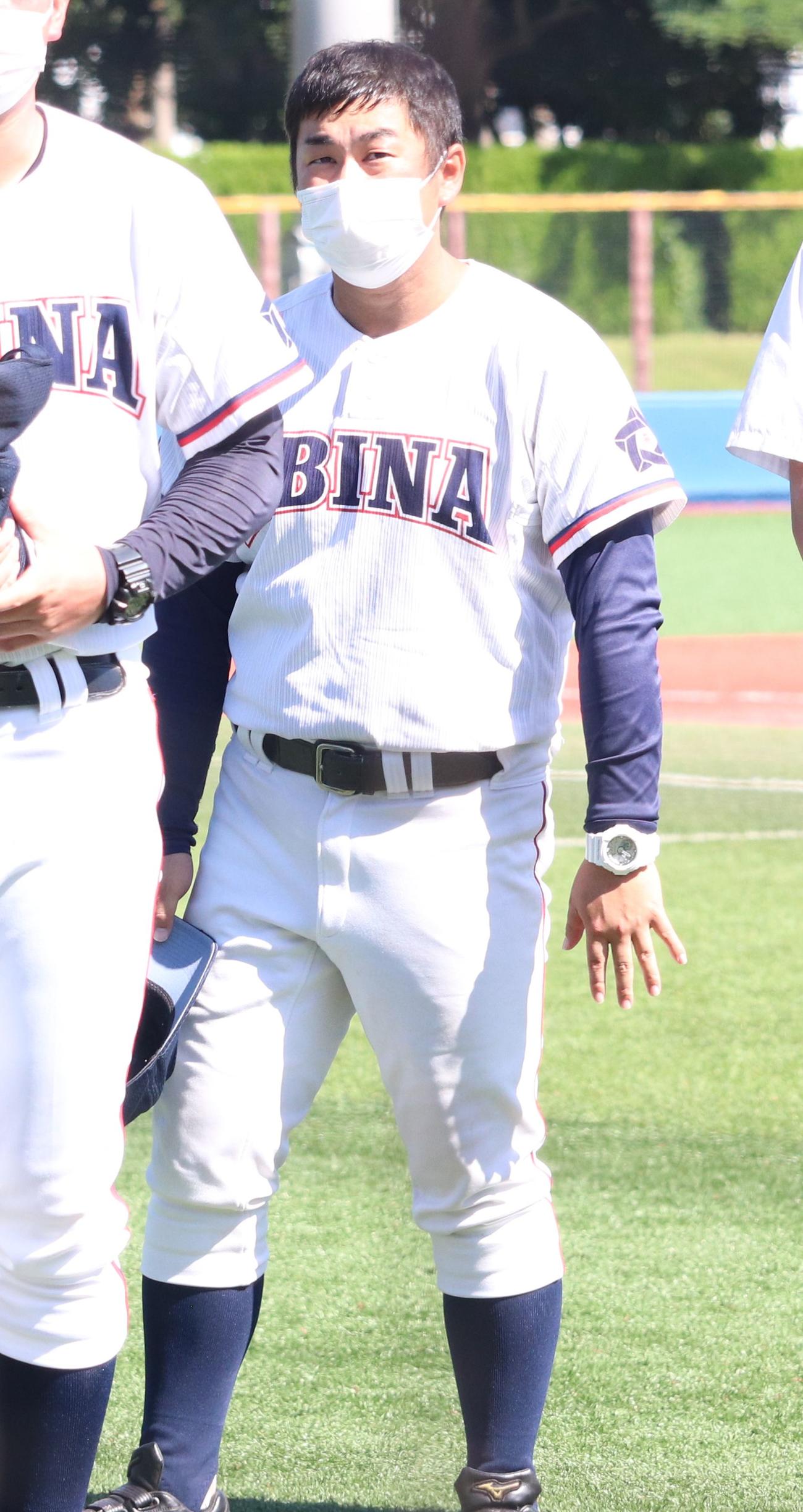 横浜創学館対海老名　試合後、スタンドにあいさつをする海老名・川崎監督（撮影・保坂恭子）