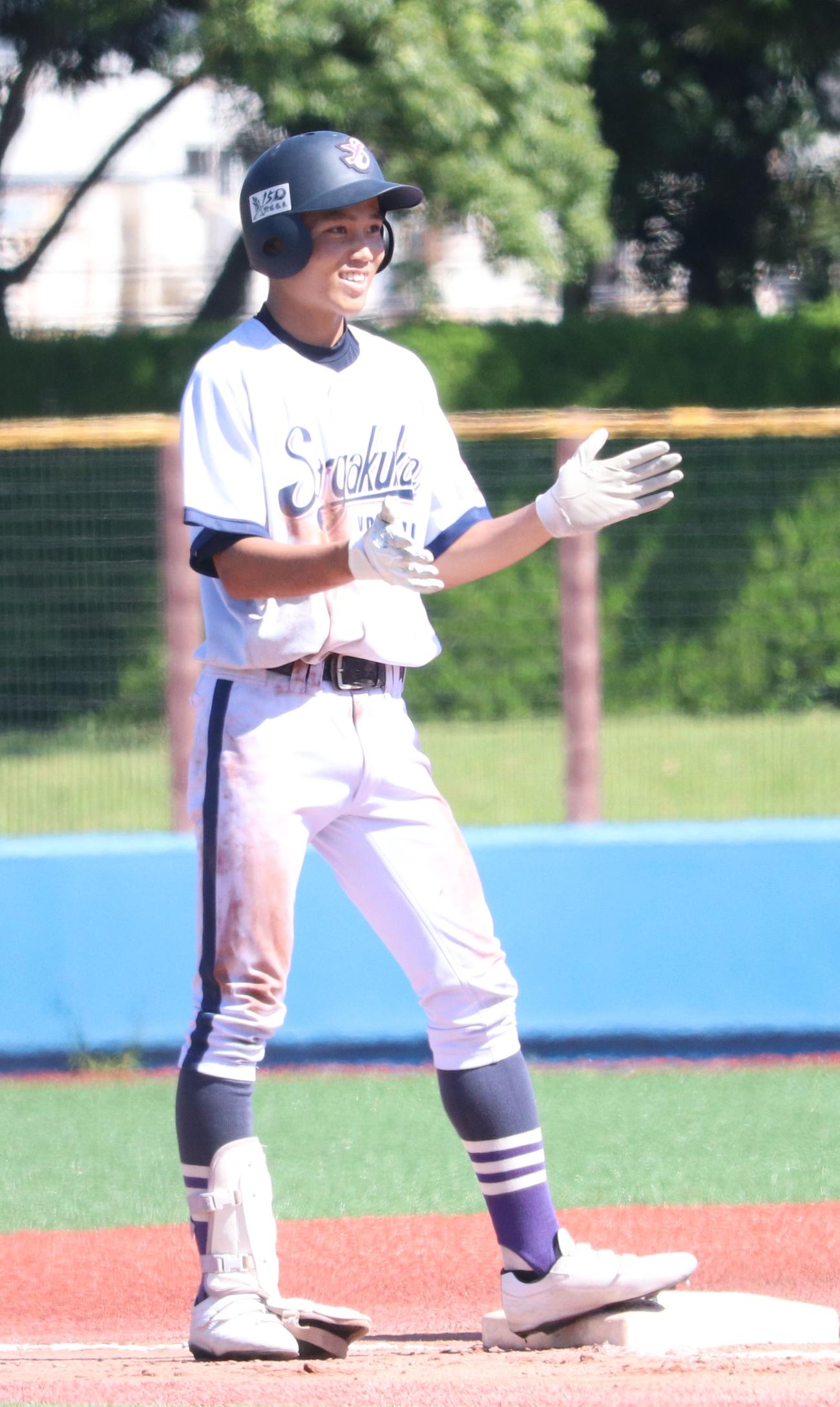 横浜創学館対海老名　7回表横浜創学館1死一、三塁で右越え三塁打を放った稲田（撮影・保坂恭子）