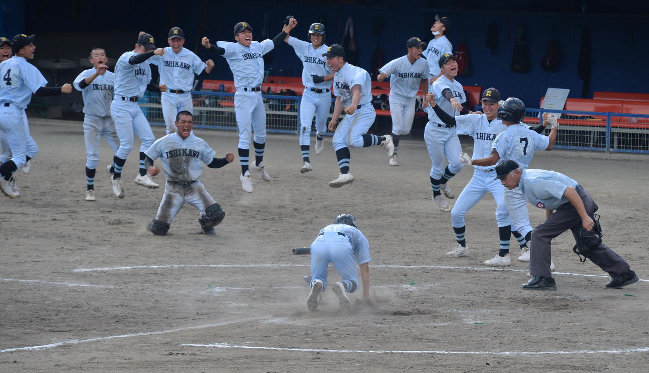 延長12回、サヨナラ勝ちに跳び上がって喜ぶ学法石川ナイン（撮影・濱本神威）