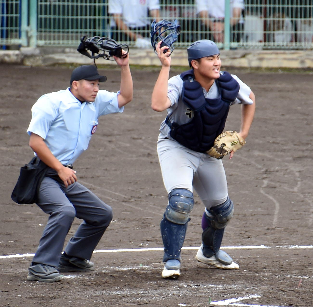 花巻北対花巻東　2回表花巻北2死二塁、打球の行方を追う花巻東・佐々木麟（右）（撮影・山田愛斗）