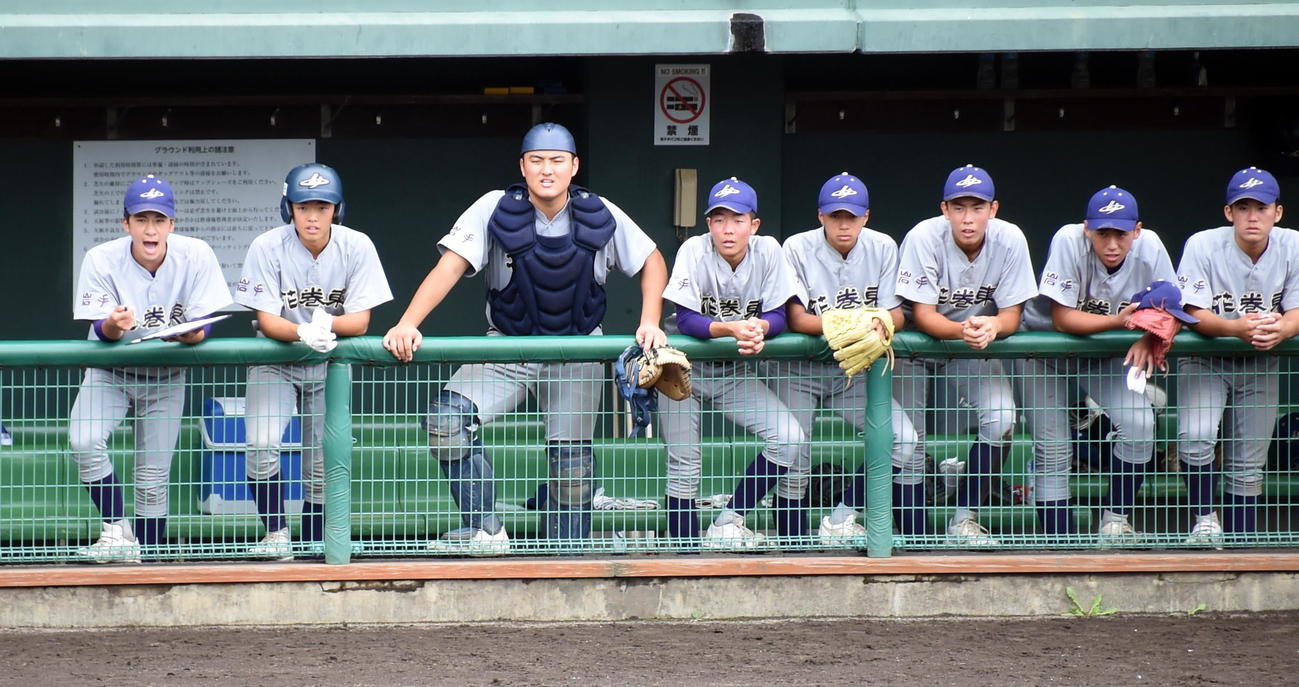 花巻北対花巻東　ベンチで戦況を見守る佐々木麟（左から3人目）ら花巻東ナイン（撮影・山田愛斗）