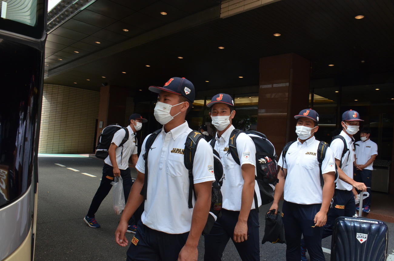 米国に向けて出発するU18高校日本代表の前列左から山田、松尾、浅野