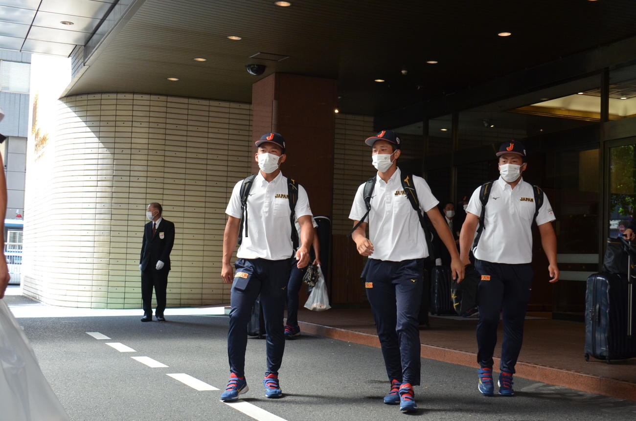 米国に向けて出発するU18高校日本代表。左から山田、松尾、浅野（代表撮影）
