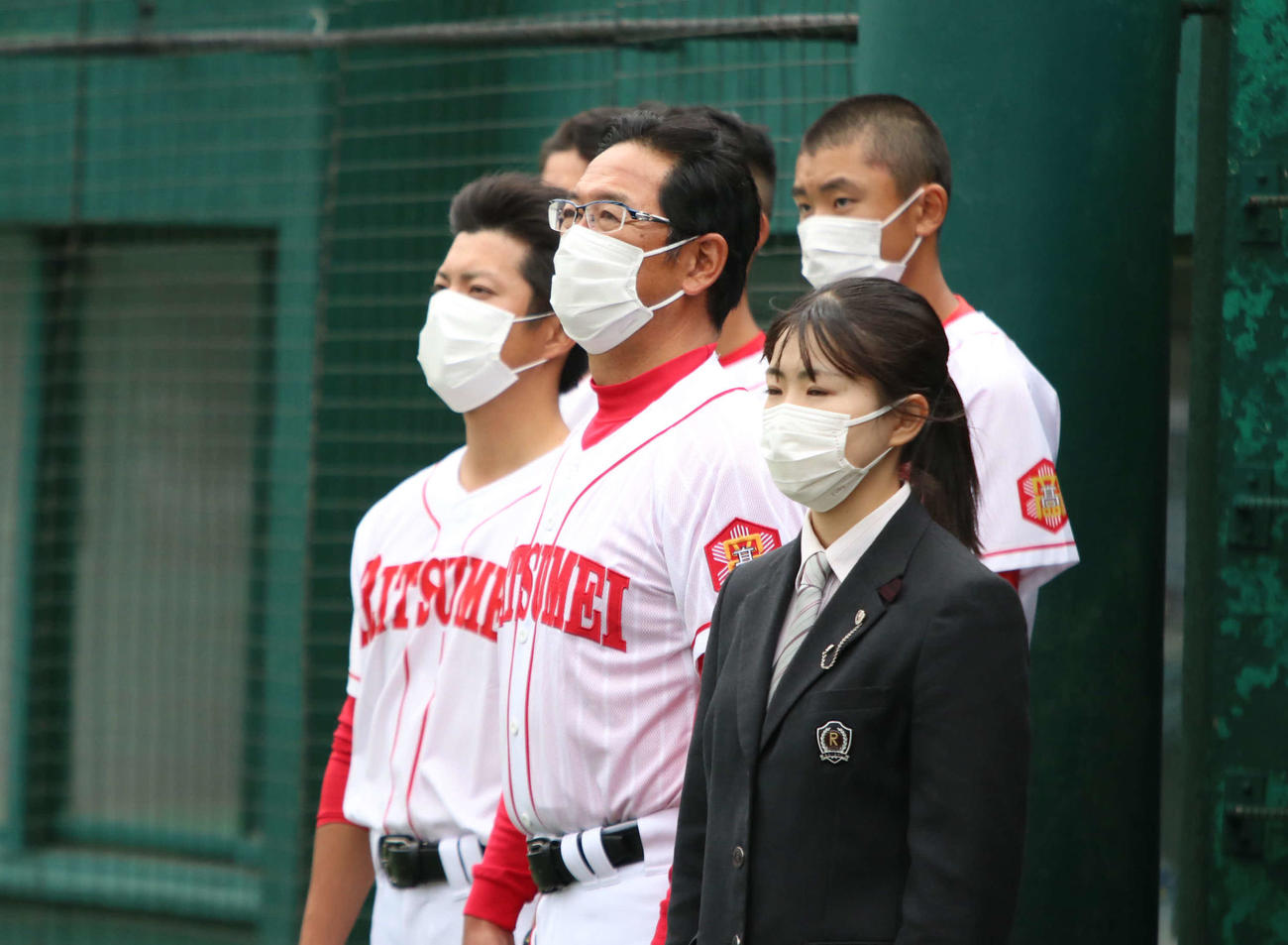 札幌稲雲対立命館慶祥　秋初戦を突破した立命館慶祥の横山監督（中央）（撮影・山崎純一）
