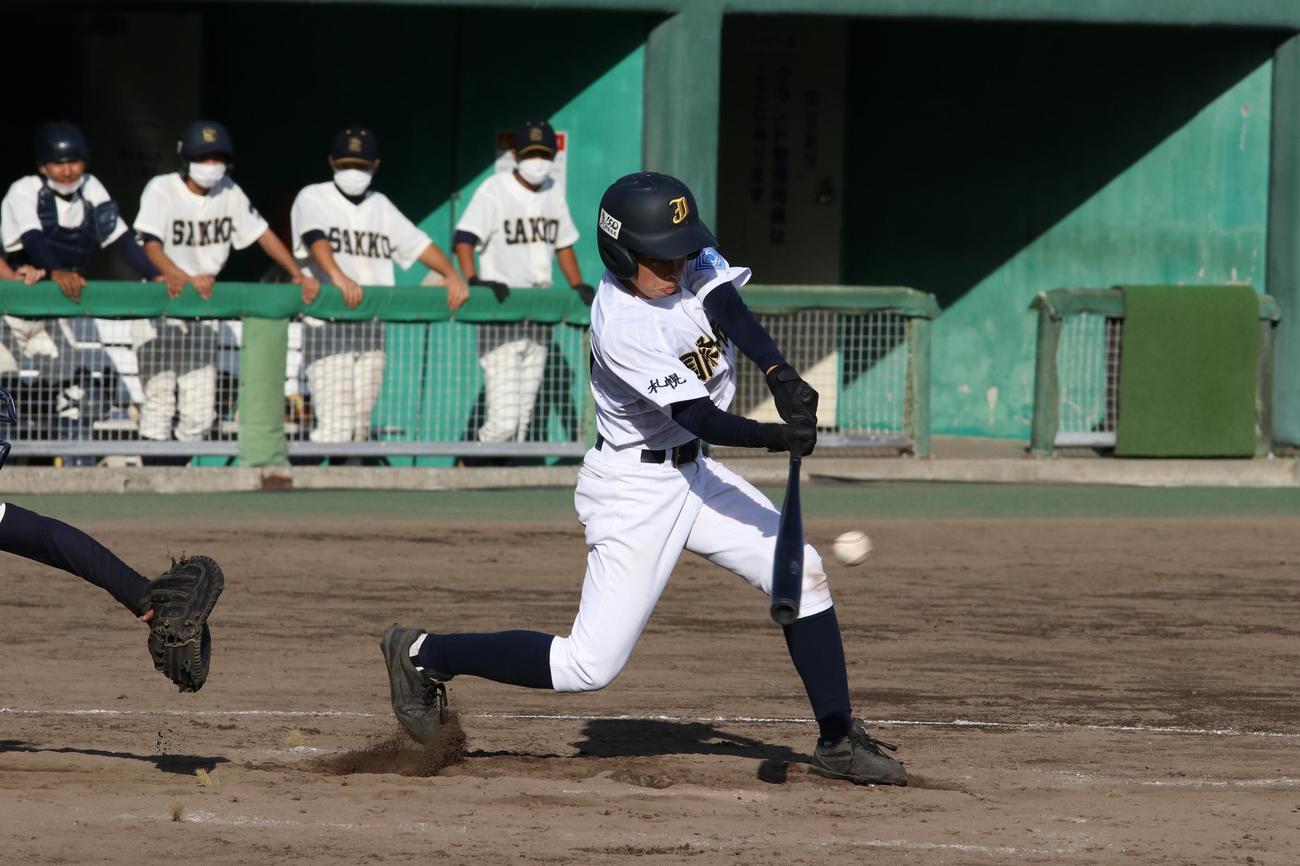 札幌工対札幌国際情報　11回裏札幌国際情報2死三塁、サヨナラ適時打を放つ藤原（撮影・石井翔太）